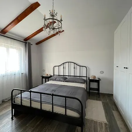 Hisa Sterna - Well House *