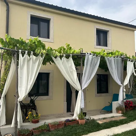 Hisa Sterna - Well House *