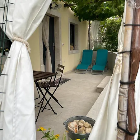 Hisa Sterna - Well House *