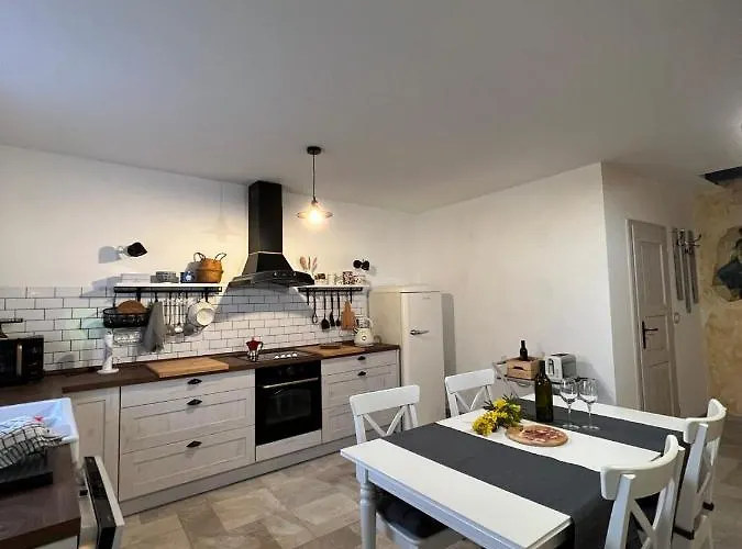 Hisa Sterna - Well House بيت للعطل