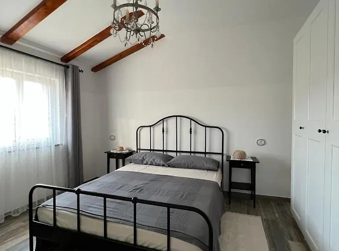 Hisa Sterna - Well House *