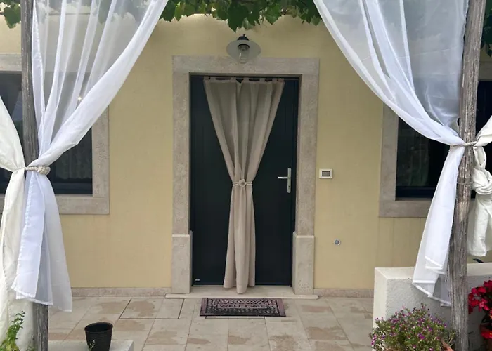 Hisa Sterna - Well House زْغورنيي سْكوفييي