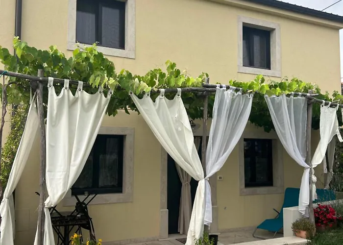 Hisa Sterna - Well House *