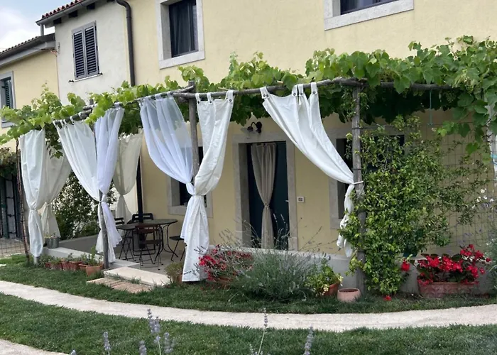 Hisa Sterna - Well House *