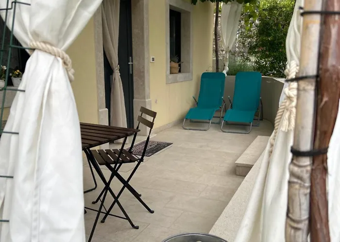 Hisa Sterna - Well House *